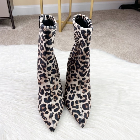 New Steve Madden Valyant Pointed Toe Booties in Leopard Velvet - Picture 7 of 11